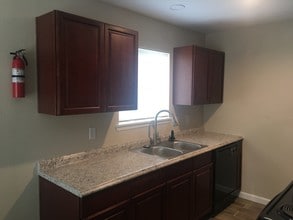 1010 Gunnison St, Unit B in Sealy, TX - Foto de edificio - Building Photo