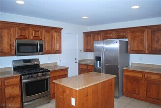 9037 W Victor Creek Ave in Las Vegas, NV - Building Photo - Building Photo