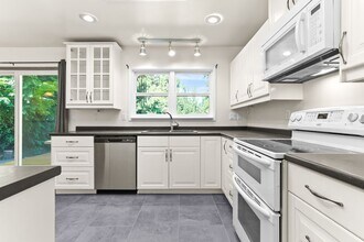 9877 SE 33rd Ave in Milwaukie, OR - Foto de edificio - Building Photo