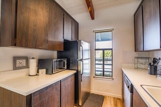 158 Kern St, Unit #12 in Salinas, CA - Building Photo - Building Photo