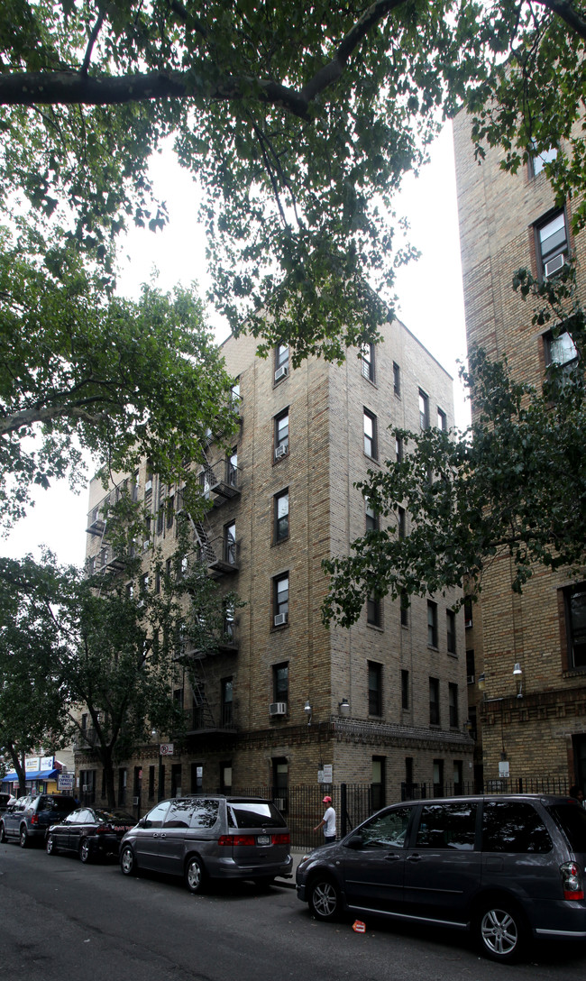 Electra Court in Jackson Heights, NY - Foto de edificio - Building Photo