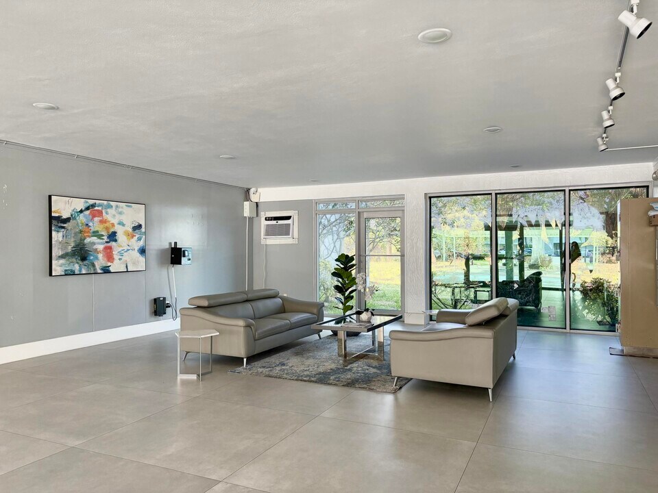 5700 NW 2nd Ave in Boca Raton, FL - Building Photo
