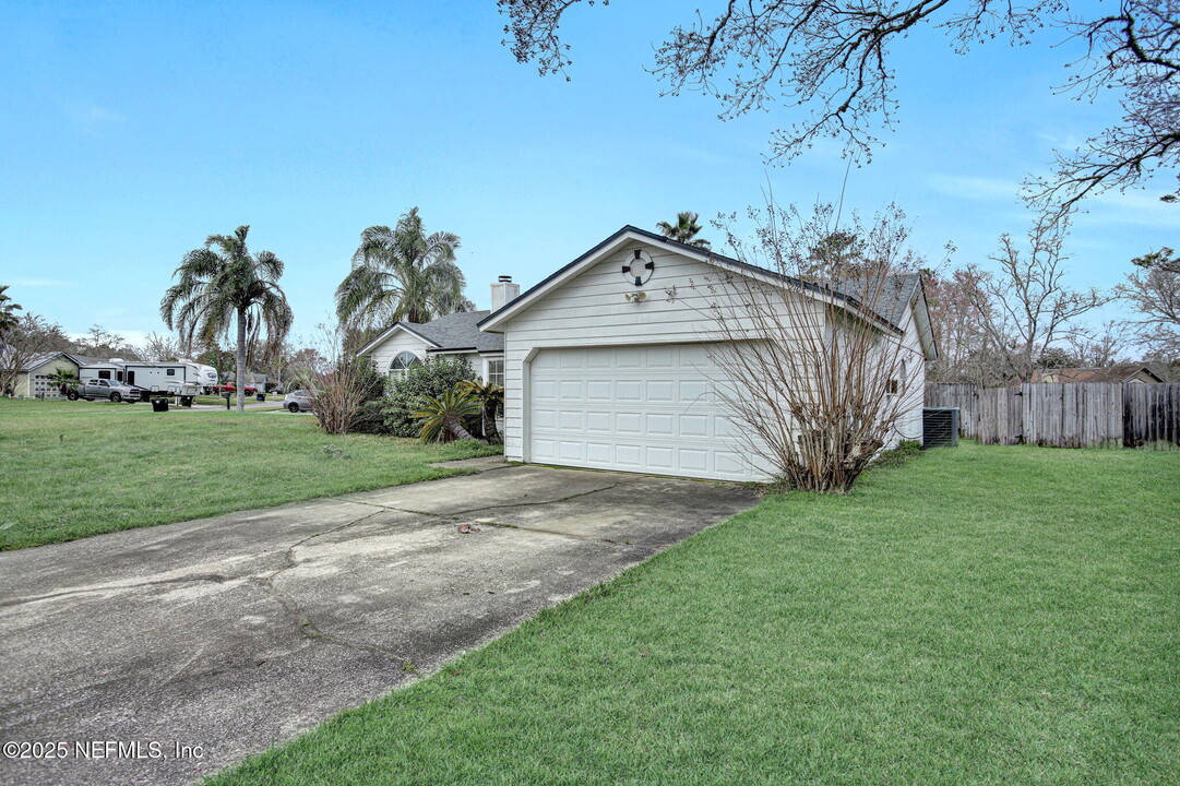 2103 Orangewood St in Middleburg, FL - Building Photo