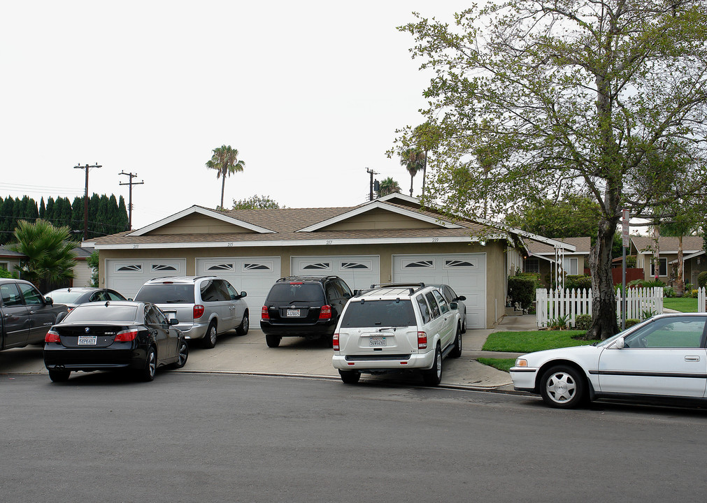 213-219 S Oak St in Orange, CA - Building Photo