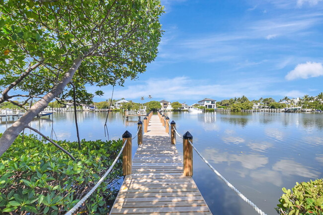 3543 S Ocean Blvd in South Palm Beach, FL - Foto de edificio - Building Photo
