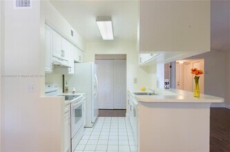 9855 Westview Dr in Coral Springs, FL - Foto de edificio - Building Photo