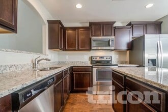 1093 Neeleys Bend E in Spring Hill, TN - Foto de edificio - Building Photo