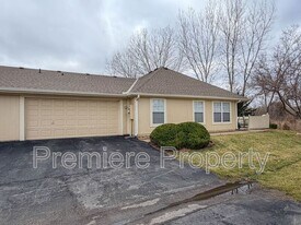 6102 NE Kensington Dr in Lee's Summit, MO - Building Photo