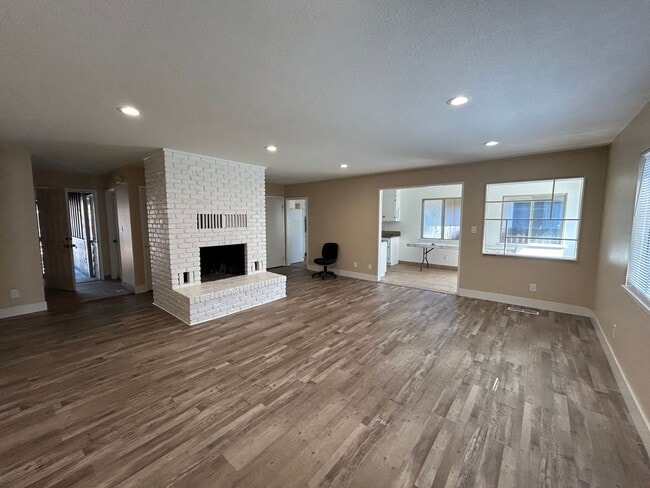 884 Modesto Ave in South Lake Tahoe, CA - Building Photo - Building Photo