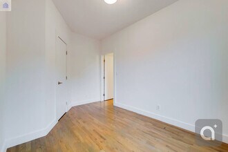41-07 28th Ave-Unit -9 in Queens, NY - Foto de edificio - Building Photo