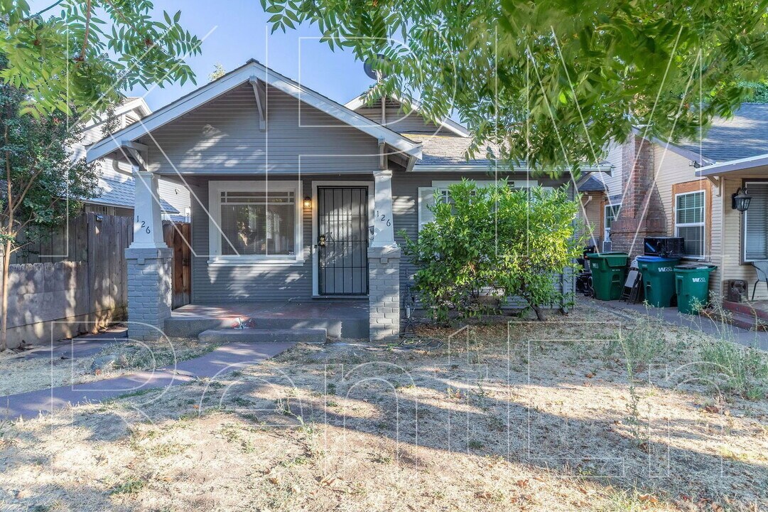 126 E Noble St in Stockton, CA - Building Photo