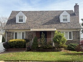 147 Primrose Dr in North New Hyde Park, NY - Building Photo