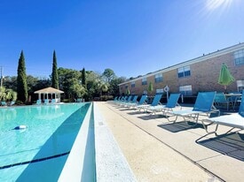 Colony House in Fort Walton Beach, FL - Building Photo