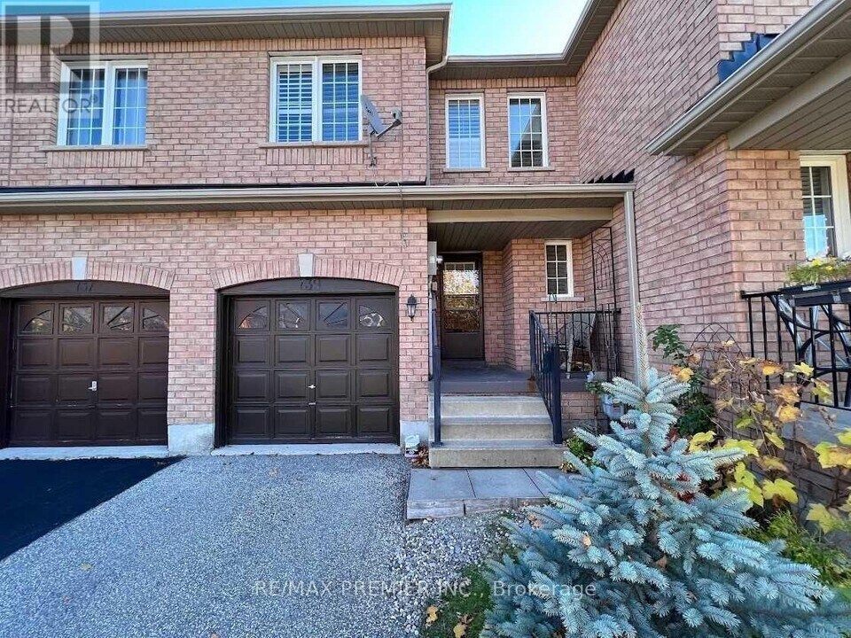 739 Joe Persechini Dr in Newmarket, ON - Building Photo