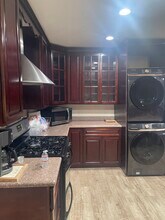 7843 McGroarty St in Sunland, CA - Foto de edificio - Building Photo