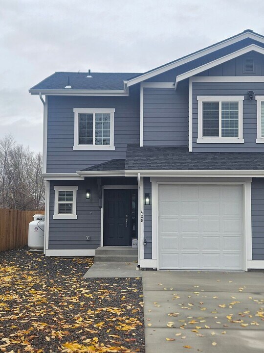 408-410 E 4th St in Warden, WA - Building Photo