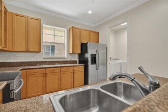 1033 NE 17th Way in Fort Lauderdale, FL - Foto de edificio - Building Photo