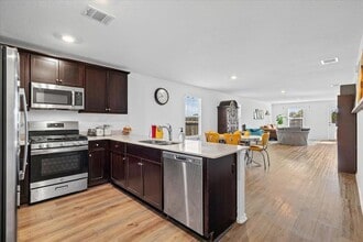 13617 Knights Br Dr in Elgin, TX - Foto de edificio - Building Photo