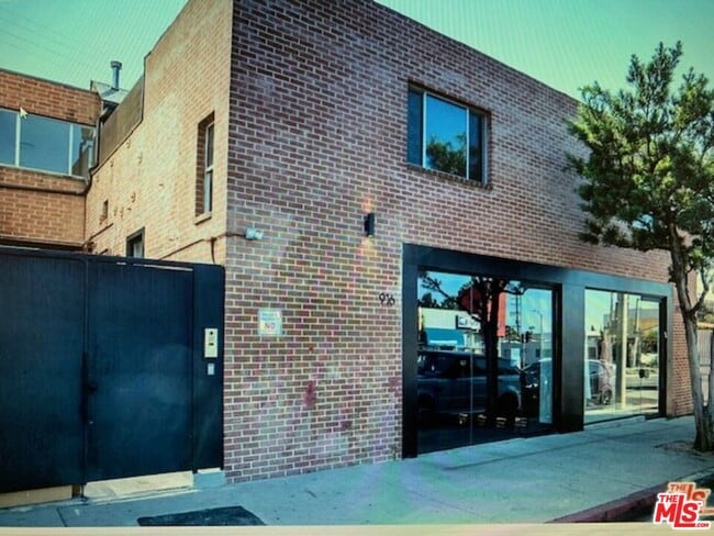 property at 914 N Fairfax Ave