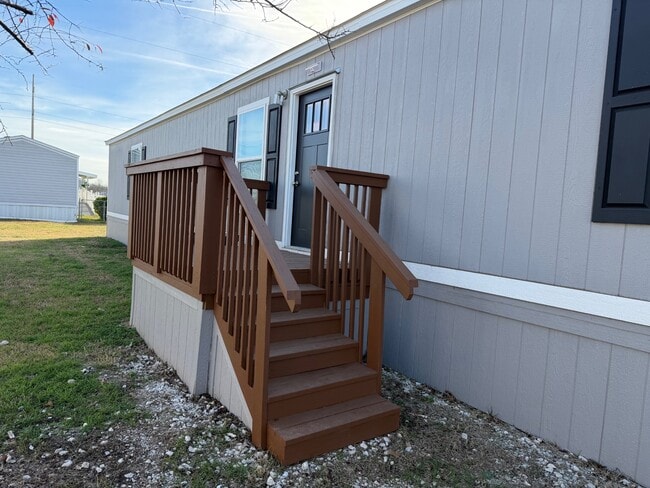 135 Prairie Dr in Sanger, TX - Foto de edificio - Building Photo