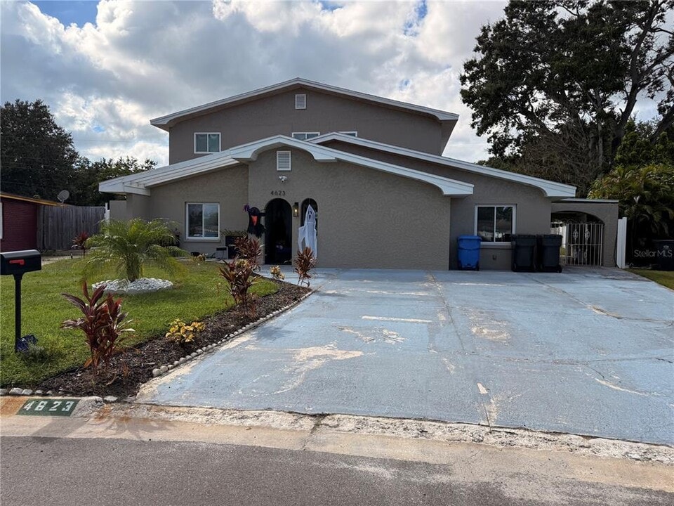 4623 Driesler Cir in Tampa, FL - Building Photo