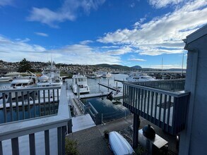 2001 Skyline Way in Anacortes, WA - Building Photo - Building Photo