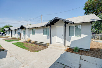424 E Truslow Ave in Fullerton, CA - Foto de edificio - Building Photo