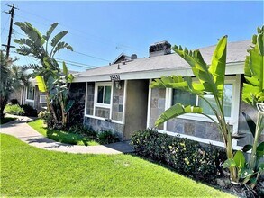 15641 Tustin Village Way, Unit A in Tustin, CA - Foto de edificio - Building Photo