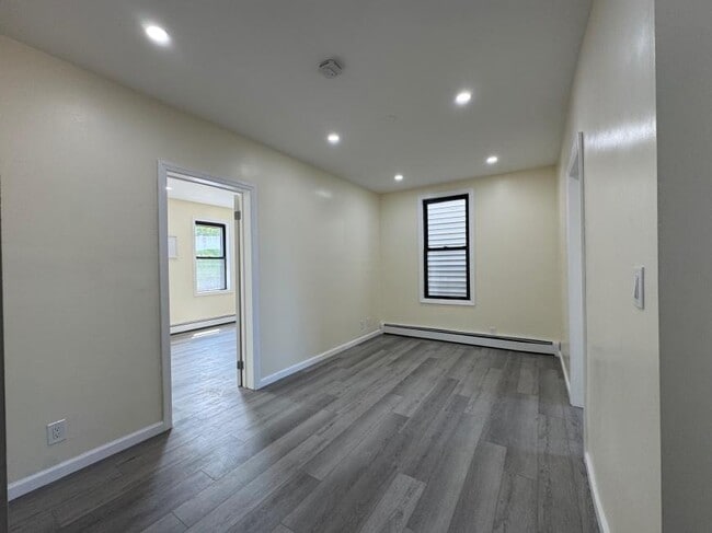 261 Manhattan Ave in Brooklyn, NY - Building Photo - Building Photo