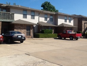 Rambling Oaks Condominiums in Norman, OK - Building Photo - Building Photo