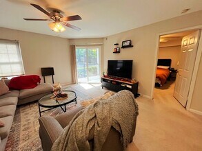 3307 Wyndham Cir, Unit 1168 in Alexandria, VA - Foto de edificio - Building Photo