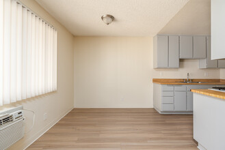 Laurel Canyon Apartments in Arleta, CA - Foto de edificio - Interior Photo