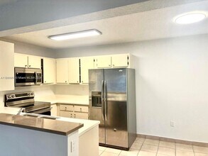 200 Palm Cir W in Pembroke Pines, FL - Foto de edificio - Building Photo