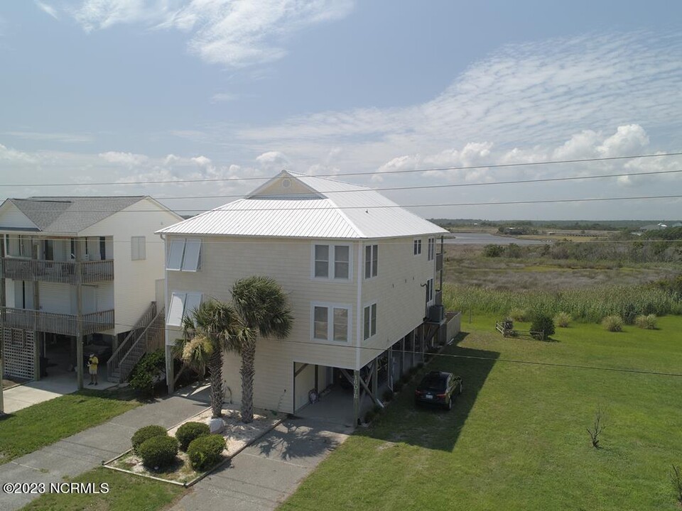 1601 N New River Dr in Surf City, NC - Building Photo