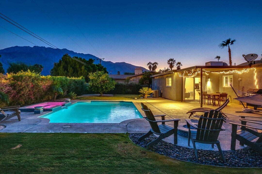 2415 E Finley Rd in Palm Springs, CA - Foto de edificio