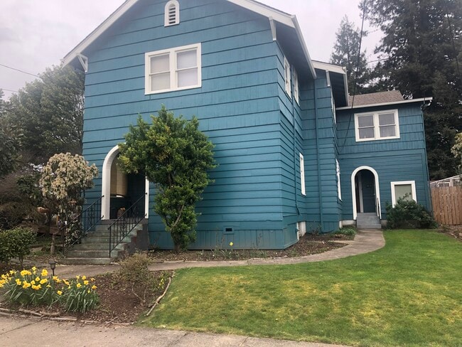 412 John Adams St, Unit #4 2nd floor West in Oregon City, OR - Foto de edificio - Building Photo