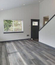 1611 Lakeway Dr in Bellingham, WA - Building Photo - Building Photo