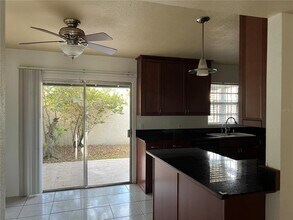 5671 Charleston St in Orlando, FL - Foto de edificio - Building Photo