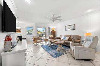 6708 Sarasea Cir, Unit 202 in Sarasota, FL - Building Photo - Building Photo