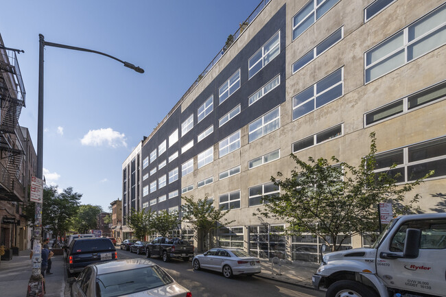 100 N 3rd St in Brooklyn, NY - Foto de edificio - Building Photo