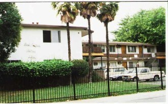 Del Nina Arms in Sacramento, CA - Building Photo