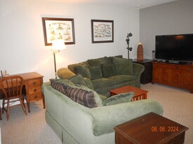 908 Boston Neck Rd, Unit 32 in Narragansett, RI - Building Photo