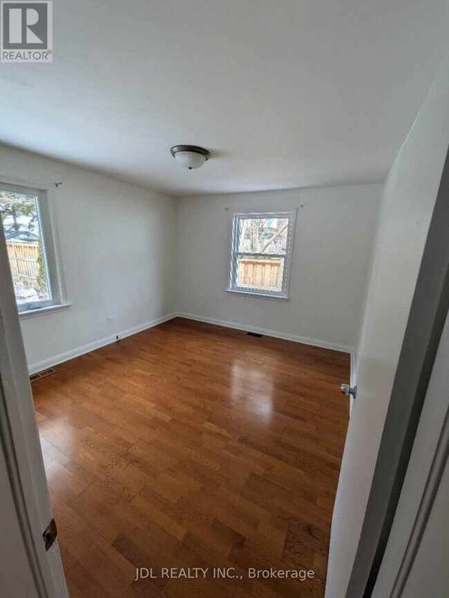 345 Centre St E in Richmond Hill, ON - Building Photo - Building Photo