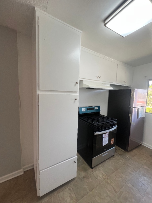 3945 W 8th St in Los Angeles, CA - Building Photo - Building Photo