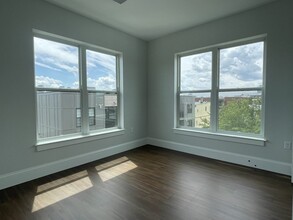 205 Maverick St, Unit 413 in Boston, MA - Foto de edificio - Building Photo