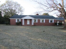 1070 Bloomville Rd in Manning, SC - Building Photo
