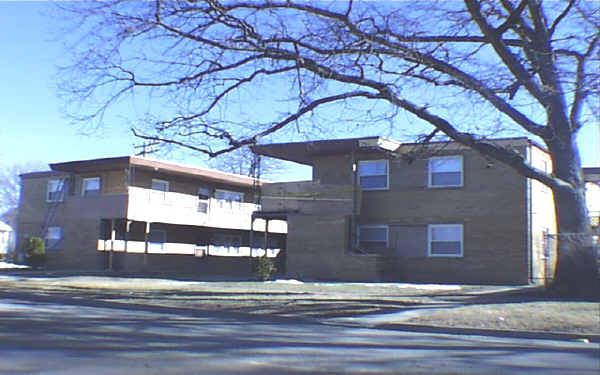 1415 Glenn Dr in North Chicago, IL - Foto de edificio