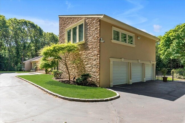 90 Rodeo Dr in Oyster Bay, NY - Building Photo - Building Photo