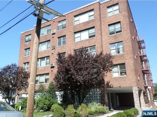 275 Hoym St in Fort Lee, NJ - Building Photo
