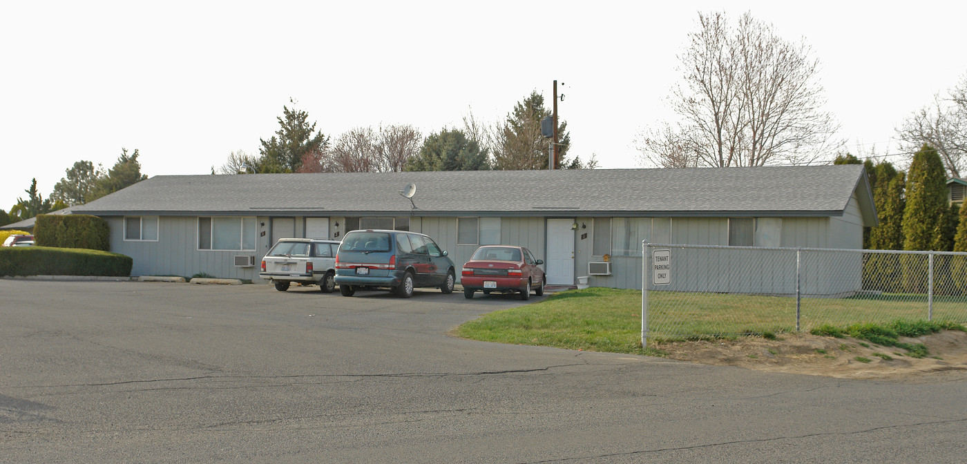 1704 S 12th Ave in Yakima, WA - Building Photo